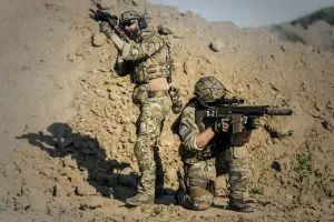żołnierze w kamuflażu multicam